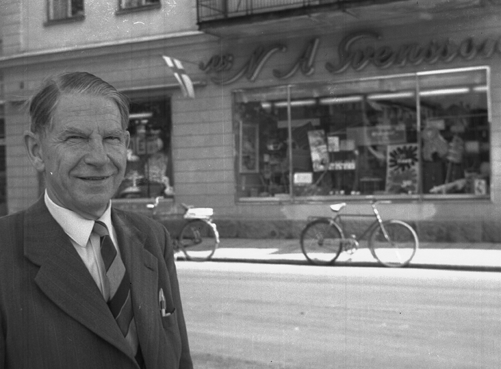 Petrus Svensson, Järnhandlare. Fototid: 1960-1961.