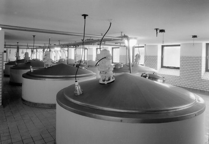 Interiör i Mjölkcentralen, Oppeby. Fototid: 1955.