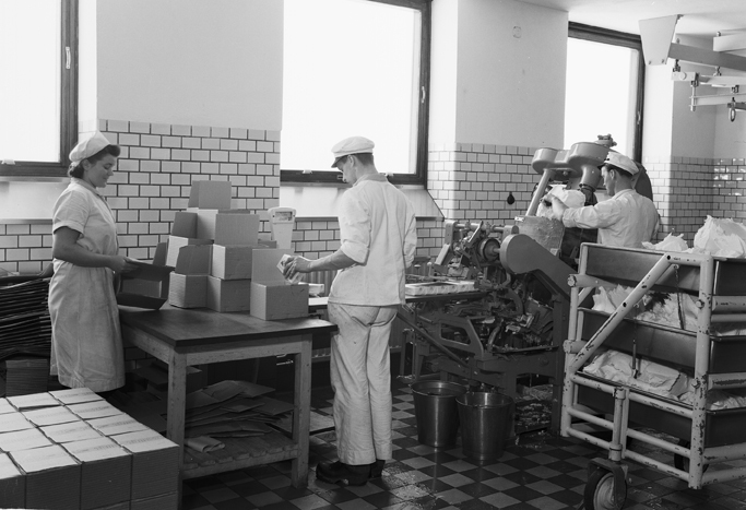 Arbete vid mjölkcentralen, Oppeby. Fototid: 195...