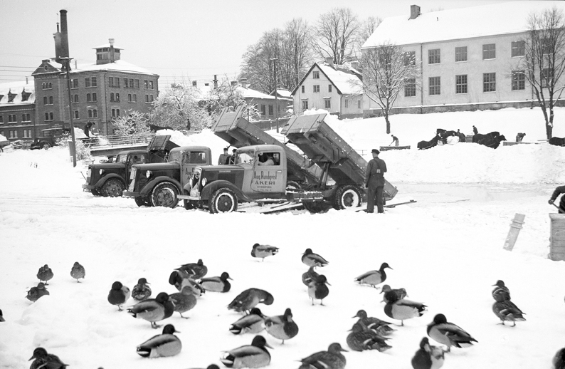 Snöstjälpning vid Fiskbron.  Fototid: 1940.