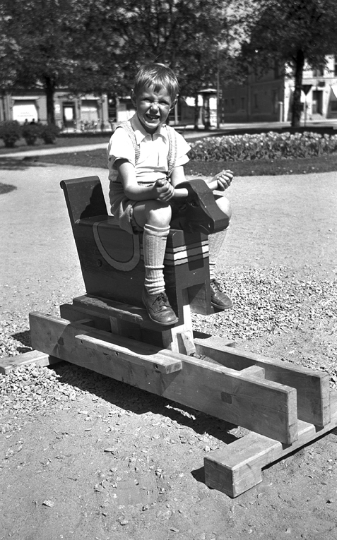 Lek i Teaterparken. Fototid: 1946.