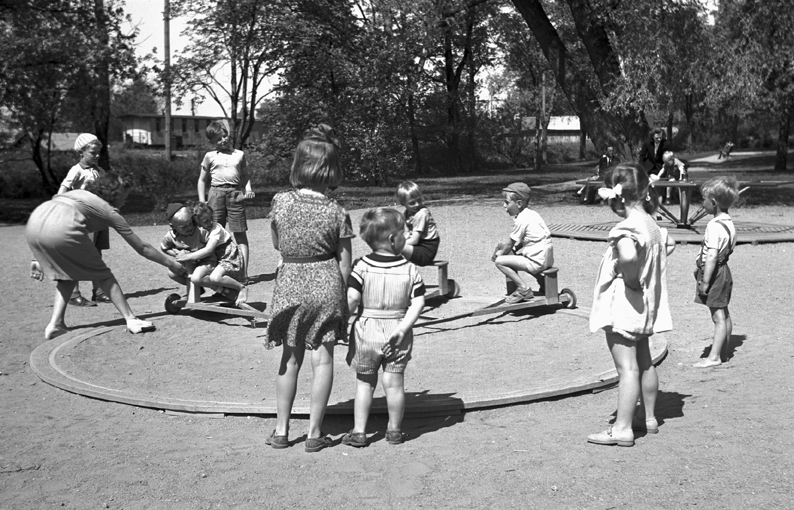 Lek i Järnvägsparken. Fototid: 1946.