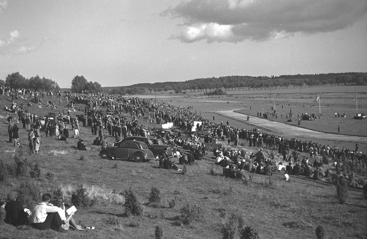Jordbanetävling, Funktionärerna. Fototid: 1946.