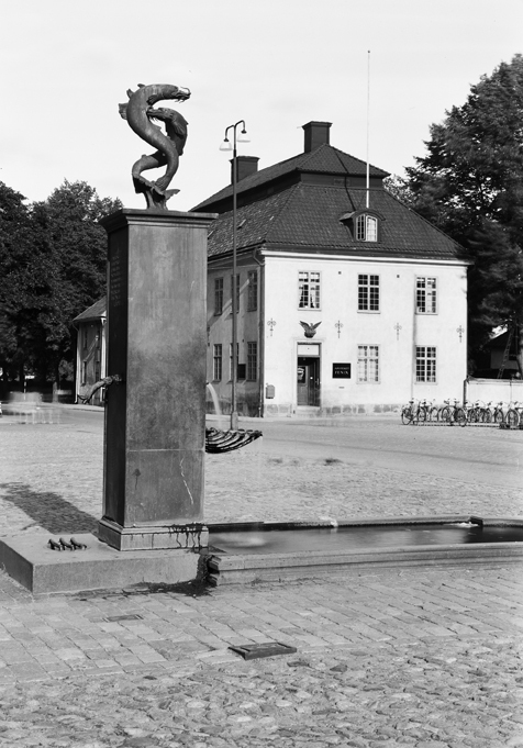 Torgbrunnen tillverkad av NK, Nyköping. Fototid...
