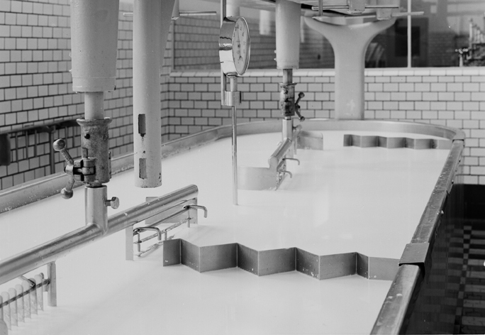 Interiör av mjölkcentralen, Oppeby. Fototid: 1942.