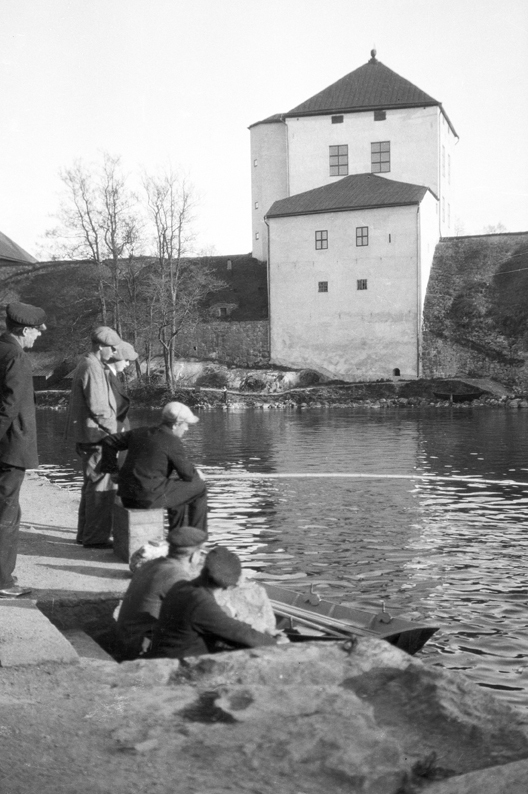 Vårfiske vid Nyköpingshus. Fototid: 1941.