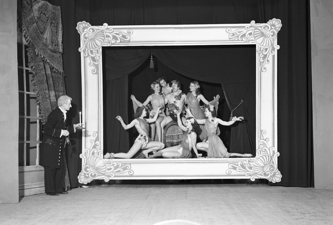 Revy på Nyköpings Teater. Fototid: 1943.