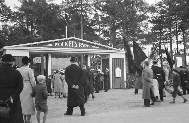Första Maj, Folkets Parks entré. Fototid: 1938.