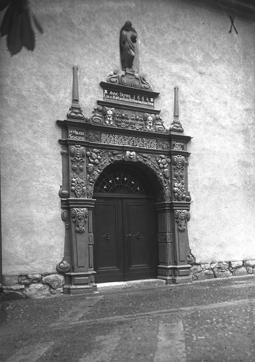S:t Nicolai kyrka, portalen. Fototid: 1925.