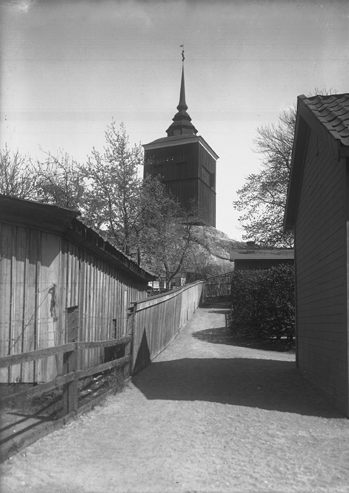 Västra klockastapeln. Fototid: 1925.