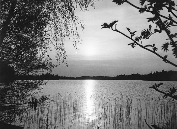 Solnedgång över Båven.   Fototid: 1930-1972.