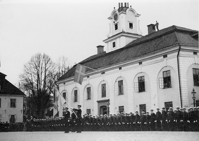 F11 vid Rådhuset i Nyköping, år 1942. Kronprins...