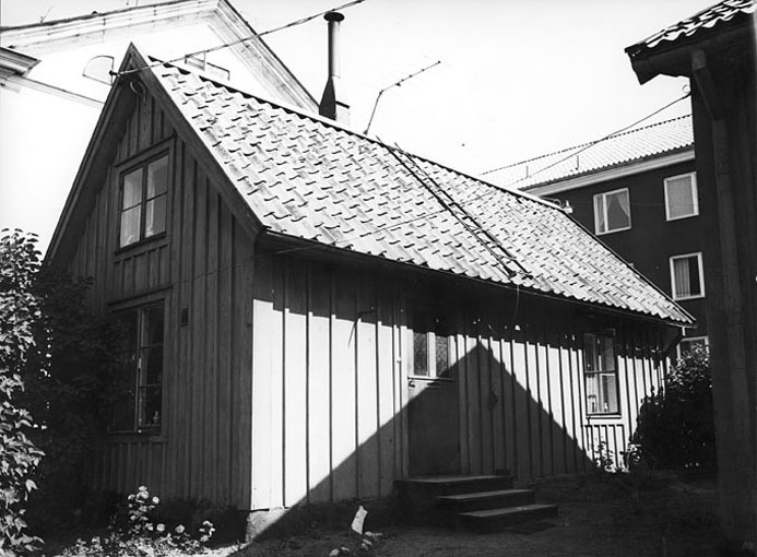 Gårdsinteriör vid Östra Kvarngatan. Fototid: 1966.