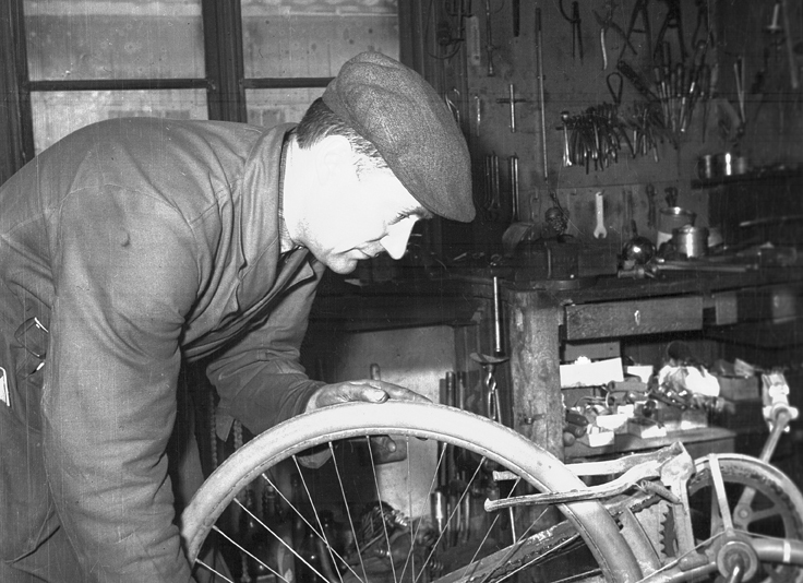 Östlin, Cykelreparatör. Fototid: 1960.