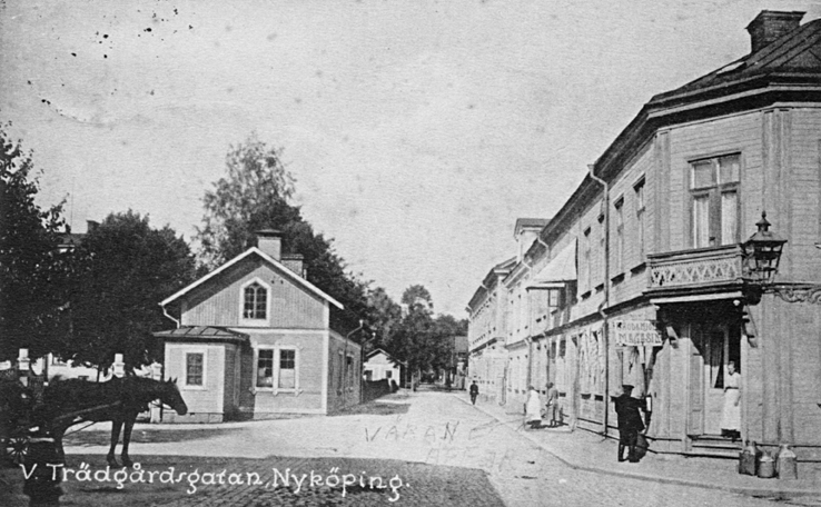 V. Trädgårdsgatan, Nyköping. Fototid: 1906-1925.
