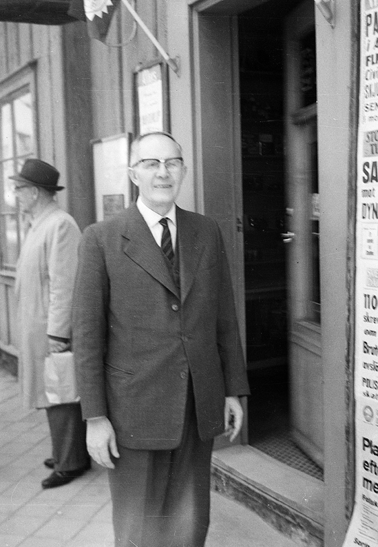 Ville Jonsson, Cigarrhandlare. Fototid: 1922-1966.