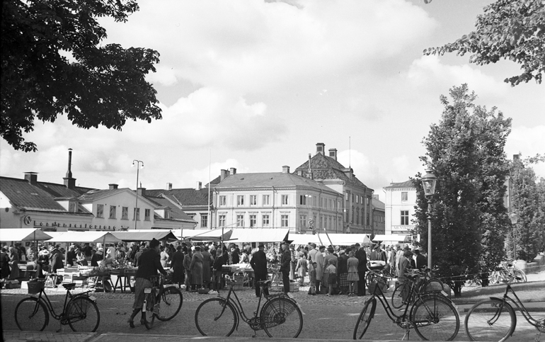 Nyköpings torg, juni 43. Fototid: 1943.