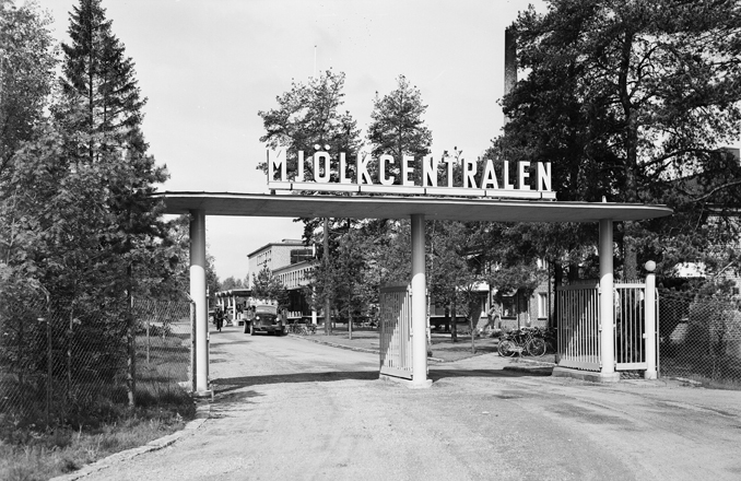 Exteriör av mjölkcentralen, Oppeby. Fototid: 1944.
