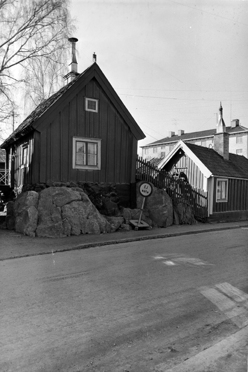 Bergsklättrande hus på Östra Kvarngatan. Fototi...
