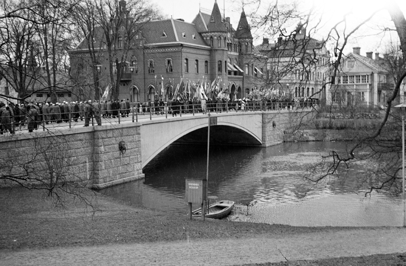 Första Majtåget passerar Stadsbron. Fototid: 1941.