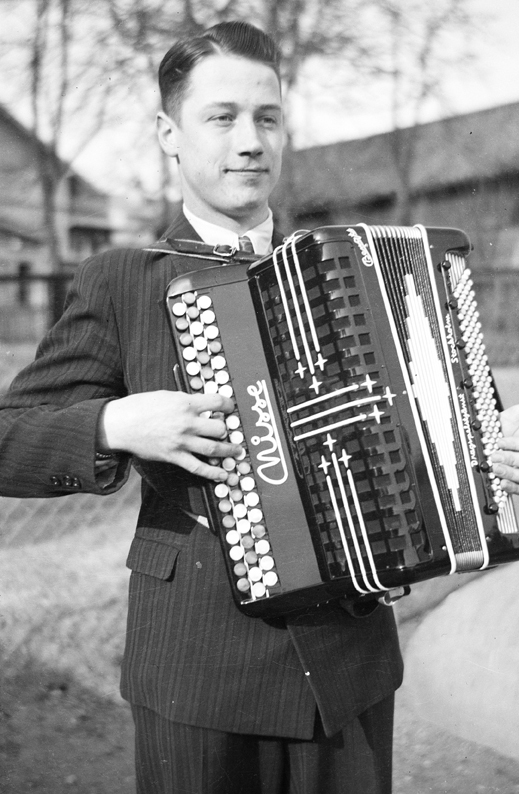Nisse Holmberg, Dragspelsmästare. Fototid: 1943.
