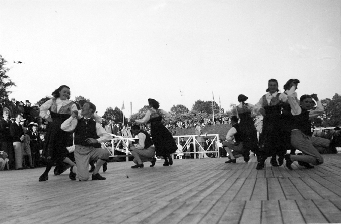 Folkdans vid Nyköpingshus. Fototid: 1917-1965.