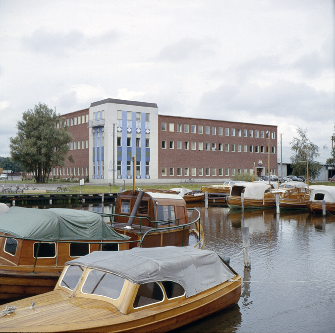 Bilfabriken ANA vid småbåtshamn. Fototid: 600707.