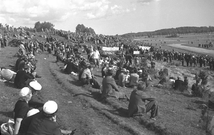Jordbanetävling, Bilarna. Fototid: 1946.