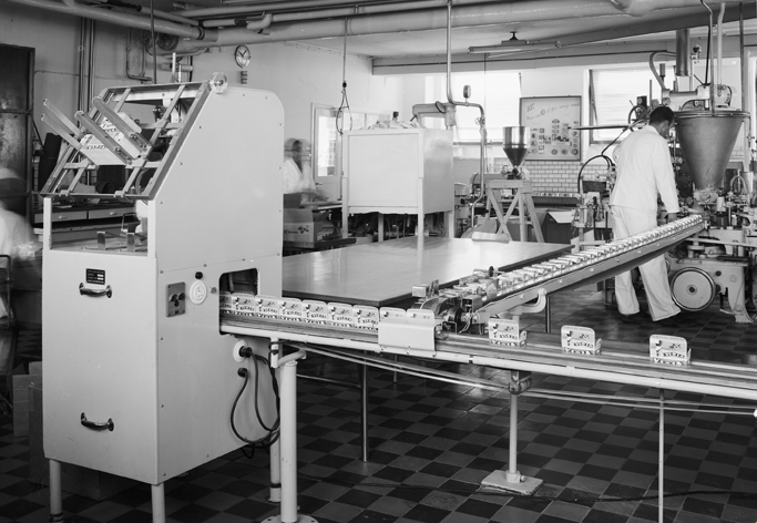 Arbete vid mjölkcentralen, Oppeby. Fototid: 1959.