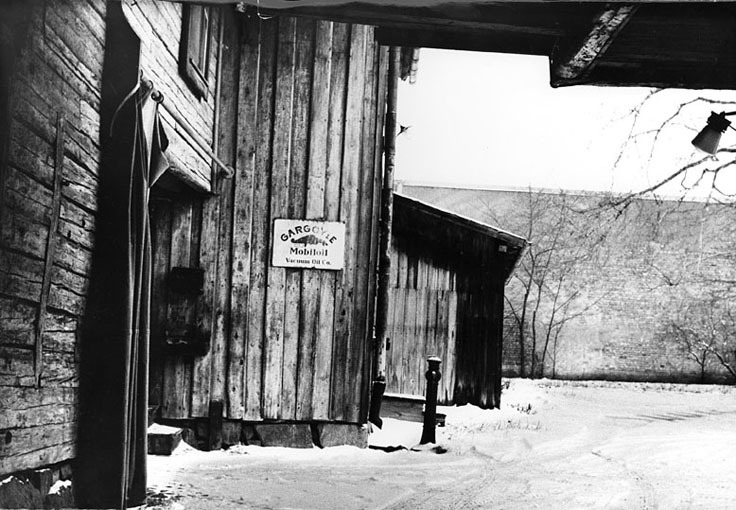 Gårdspump på innergård. Fototid: 1880-1980.