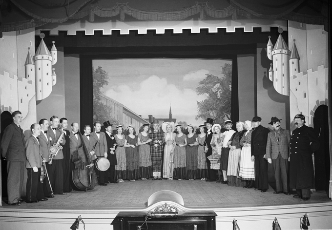 Revyartister på Nyköpings Teater. Fototid: 1946.