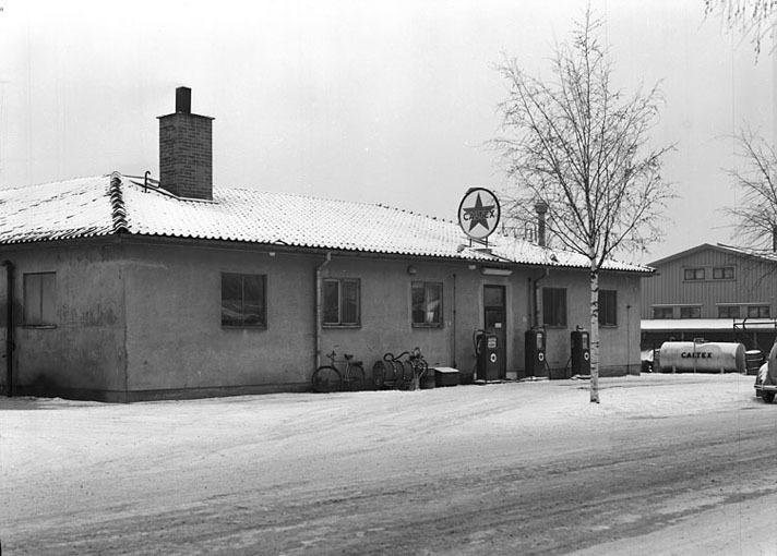 Bensinstation Caltex vid Ringvägen. Fototid: 1954.