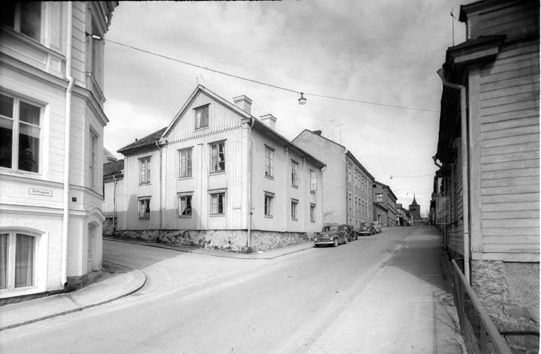 Slottsgatan 9. Huset till vänster uppfördes för...