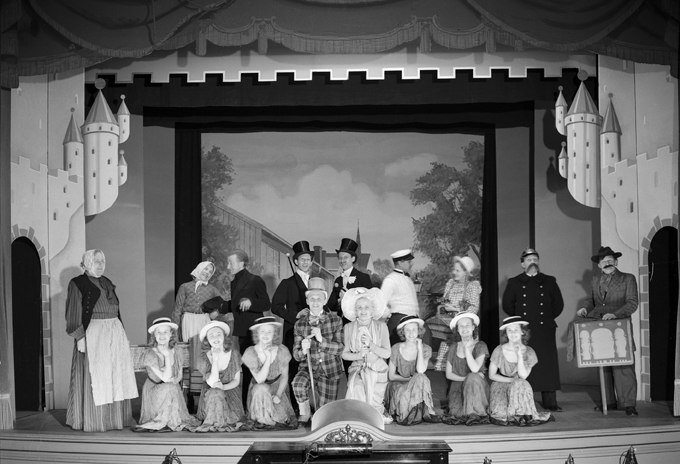 Revy på Nyköpings teater. Fototid: 1946.