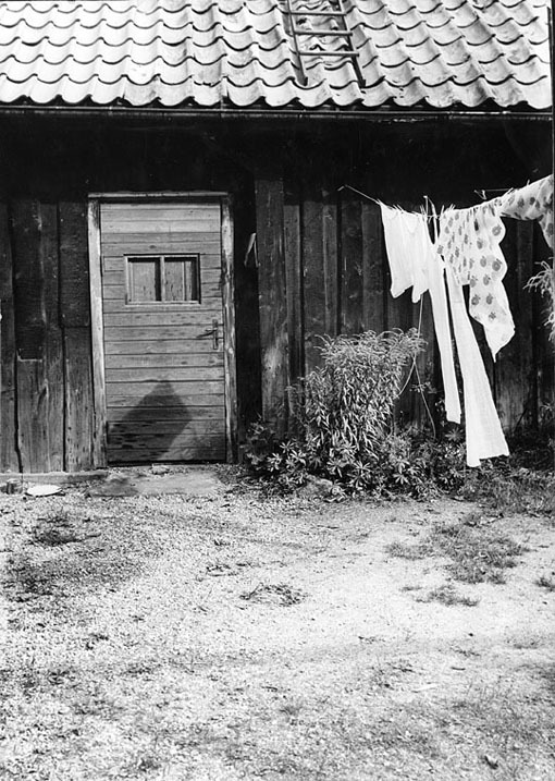 Tvätt på innergård. Fototid: 1880-1980.