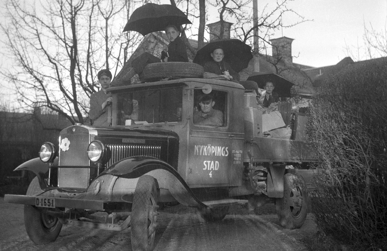 Vindsröjning. Transport med lastbil Fototid: 1939