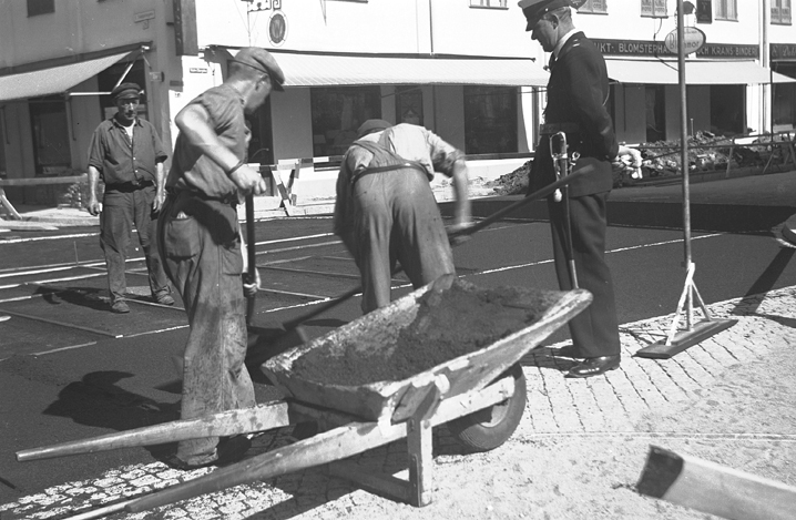 Nyköping sommaren 1946. Gatuarbete Västra Storg...
