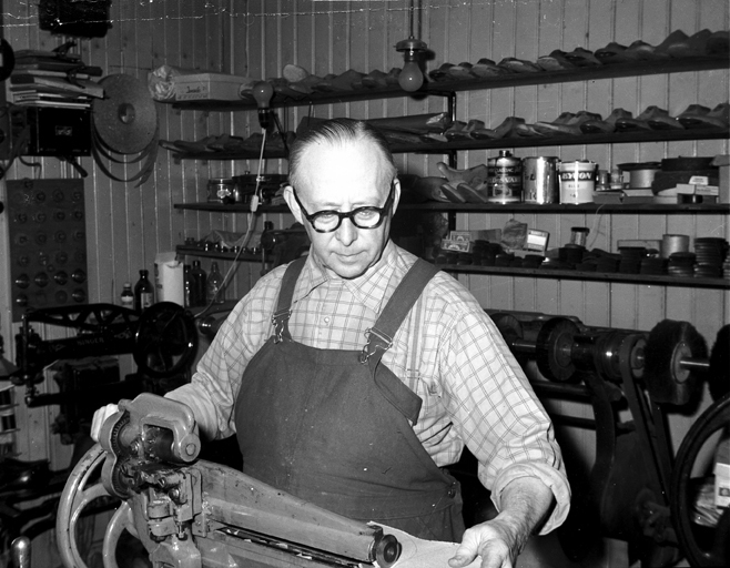 Oscar Gahnertz, Skomakaremästare. Fototid: 1958.