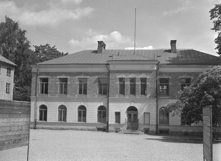Västra Småskolan byggd 1890. Till vänster den g...