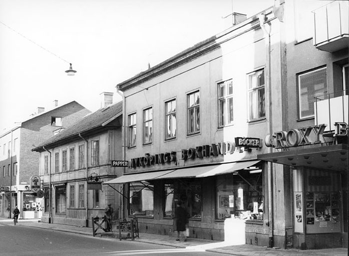 Nyköpings bokhandel och till höger biografen Ro...