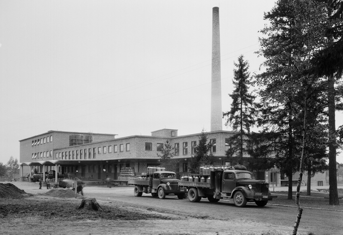 Exteriör av mjölkcentralen, Oppeby. Fototid: 1954.