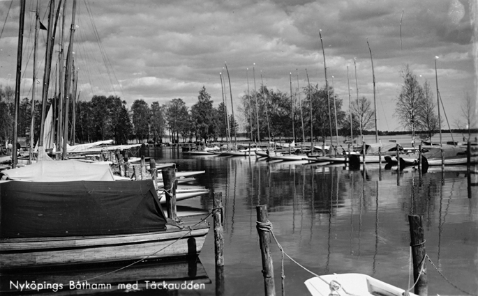 Båthamn med Täcka udden Nyköping. Fototid: 1951...