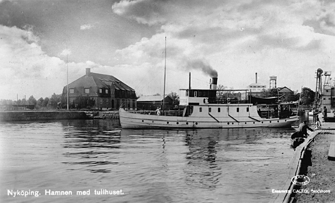 Hamnen med Tullhuset. Fototid: 1920-1935.