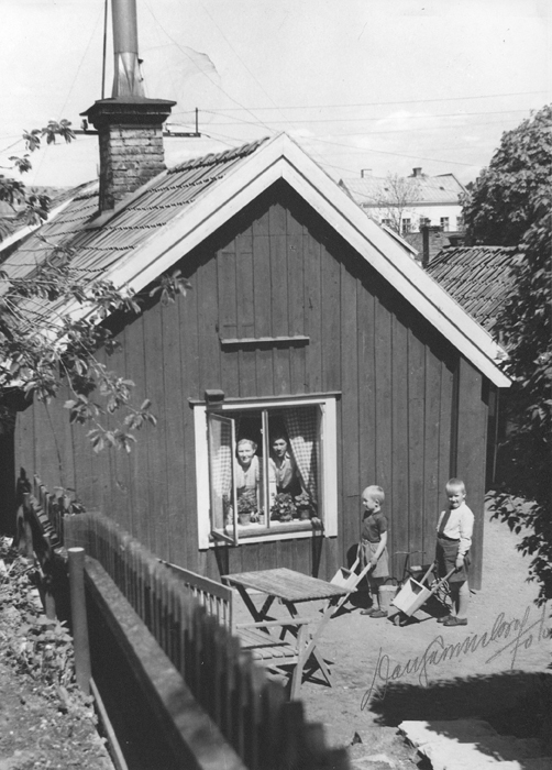 Idyll på Östra Kvarngatan 8. Fototid: 1922-1968.