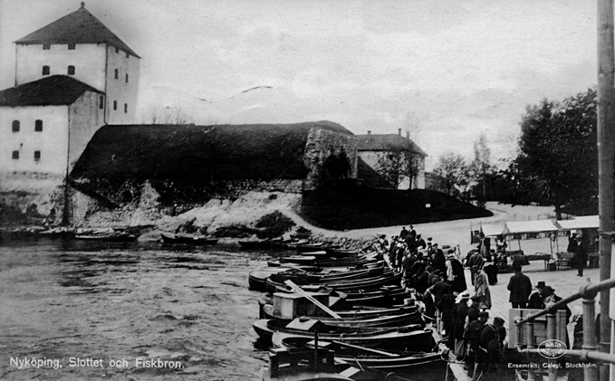 Nyköping. Slottet och Fiskbron. Fototid: 1906-1...