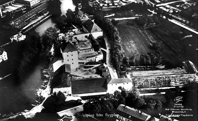 Nyköping från flygplan. Fototid: 1912-1926.