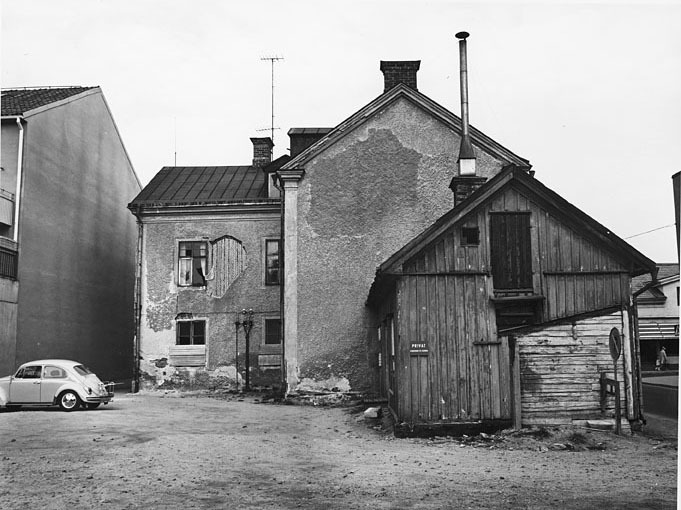 Gårdsinteriör, Östra Kyrkogatan 13. Fototid: 1969.