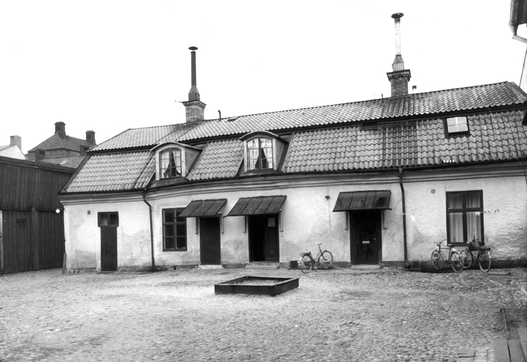 Gårdsinteriör vid Slottsgatan 14. Fototid: 1910...