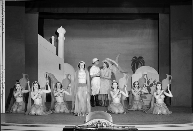 Skådespel på Nyköpings teater. Fototid: 1947.