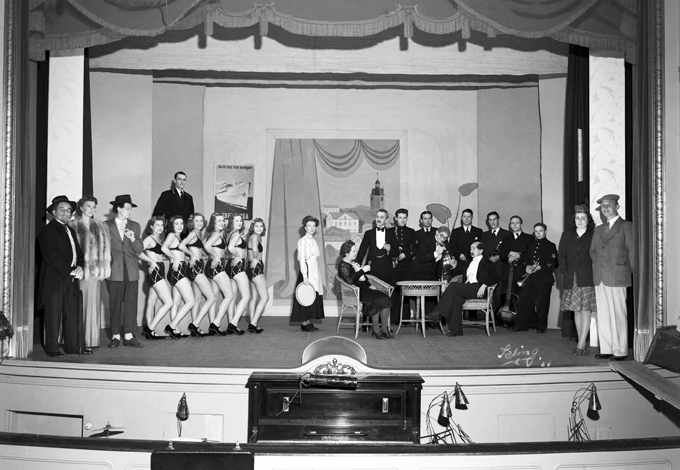 Revyartister på Nyköpings teater. Fototid: 1944.